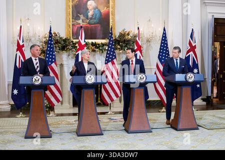 Washington, Usa. Dezember 2025. (Von links nach rechts) der stellvertretende australische Premierminister und Verteidigungsminister Richard Marles, der australische Außenminister Penny Wong, der US-Außenminister Marco Rubio und der US-Verteidigungsminister Pete Hegseth nehmen am Montag, den 8. Dezember 2025, an einer US-australischen Presseveranstaltung im Außenministerium in Washington, DC teil. Präsident Trump billigte eine Vereinbarung für Australien, US-amerikanische Atom-U-Boote zu kaufen. (Foto: Aaron Schwartz/SIPA USA) Credit: SIPA USA/Alamy Live News Stockfoto
