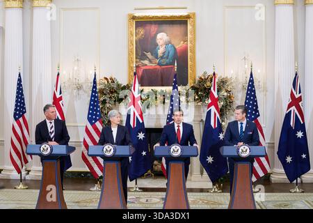 Washington, Usa. Dezember 2025. (Von links nach rechts) der stellvertretende australische Premierminister und Verteidigungsminister Richard Marles, der australische Außenminister Penny Wong, der US-Außenminister Marco Rubio und der US-Verteidigungsminister Pete Hegseth nehmen am Montag, den 8. Dezember 2025, an einer US-australischen Presseveranstaltung im Außenministerium in Washington, DC teil. Präsident Trump billigte eine Vereinbarung für Australien, US-amerikanische Atom-U-Boote zu kaufen. (Foto: Aaron Schwartz/SIPA USA) Credit: SIPA USA/Alamy Live News Stockfoto