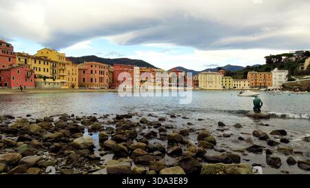 Sestri Levante, Italien, 07-12-2014 Beschreibung: Farbenfrohe Gebäude und Statue an der Küste von Sestri Levante, Italien Stockfoto