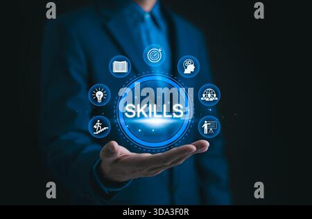 Kompetenzentwicklungskonzept. Geschäftsmann präsentiert digitale Darstellung grundlegender Fähigkeiten, einschließlich Wissen, Zielsetzung, Kreativität und Lead Stockfoto