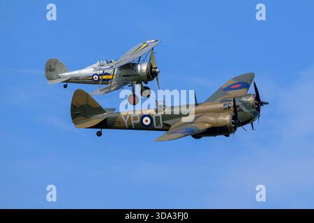 Ein leichter Angriffsbomber der RAF Bristol Blenheim aus dem 2. Weltkrieg mit einer Gloster Gladiator-Eskorte Stockfoto