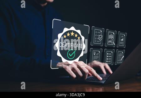 Dokumentation zu Zertifikat und Compliance. Ein Mitarbeiter, der an einem Laptop arbeitet, interagiert mit einem Symbol für digitale Zertifikate, Compliance, Zertifizierung, Stockfoto