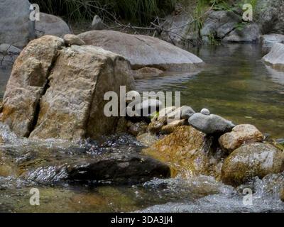 Unberührte Natur im Garzas Creek, der durch den Garzas Canyon im Carmel Valley fließt Stockfoto
