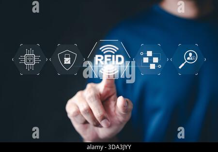RFID-Technologie, Radiofrequenz-Identifikation. Eine Hand, die auf ein RFID-Symbol zeigt, Datensicherheit, Identifikation, Systemintegration und das Konzept von radi Stockfoto