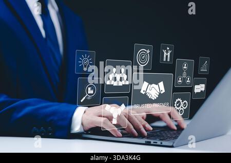 Vertrauenswürdiges Partner- und Collaboration-Konzept. Geschäftsmann, der ein Notebook mit Symbolen verwendet, Vertrauen, Partnerschaft und Zusammenarbeit. Teamwork, Zuverlässigkeit und val Stockfoto