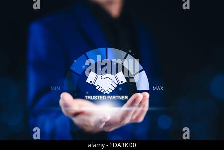 Vertrauenswürdiges Konzept für die Zusammenarbeit von Partnern und Unternehmen. Geschäftsmann mit leuchtendem Handshake-Symbol mit Vertrauensgrad, Geschäftspartnerschaft, Reliabi Stockfoto