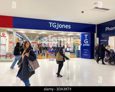 TG Jones Ladenfront auf der Straße Watford, England, Großbritannien, Dezember 2025 Stockfoto
