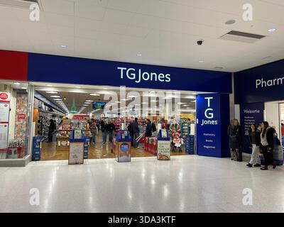 TG Jones Ladenfront auf der Straße Watford, England, Großbritannien, Dezember 2025 Stockfoto