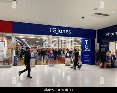 TG Jones Ladenfront auf der Straße Watford, England, Großbritannien, Dezember 2025 Stockfoto