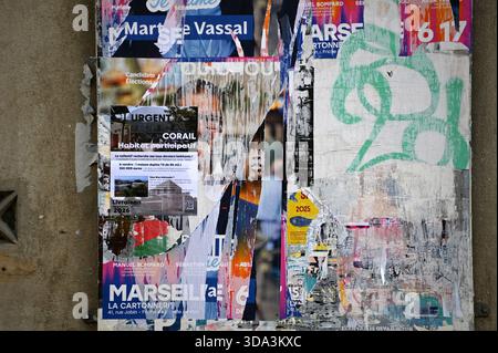 Marseille, Frankreich. Dezember 2025. Vandalisationsposter von Kandidaten für die Kommunalwahlen. Die Kommunalwahlen 2026 finden am 15. Und 22. März 2026 statt. (Foto: Gerard Bottino/SOPA Images/SIPA USA) Credit: SIPA USA/Alamy Live News Stockfoto
