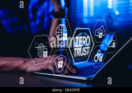 Zero Trust Sicherheitskonzept. Geschäftsmann-Typen auf Laptop mit virtuellen Symbolen Zero Trust Sicherheit, Cloud-Schutz, Geschäftsinformationsnetzwerk Stockfoto