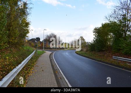 Beschädigte Straße im ländlichen Deutschland an einem nassen Herbsttag Stockfoto