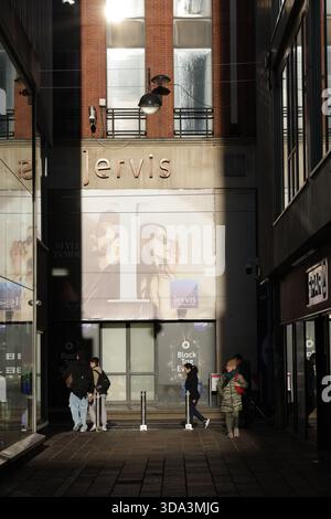 Dublin, Irland - 03. Dezember 2025 - die Sonne scheint auf einem Schild für das Jervis Street Shopping Centre, das vom Millennium Walkway aus gesehen wird, an einem sonnigen Nachmittag in Dublin, das das Straßenleben in der irischen Hauptstadt darstellt Stockfoto
