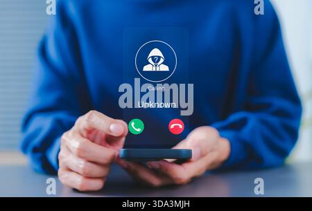 Betrugs- und Phishing-Konzept. Mann, der das Mobiltelefon hält und einen Anruf von unbekanntem Anrufer eingeht. Betrüger oder Fremder, Betrüger mit gefälschter Identität, Stockfoto