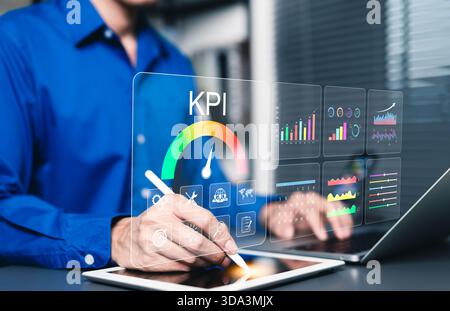 KPI-Konzept. Analyse Von Leistungskennzahlen. Geschäftsmann, der mithilfe eines digitalen Bildschirms Key Performance Indicators (KPI) mit verschiedenen Diagrammen analysiert Stockfoto
