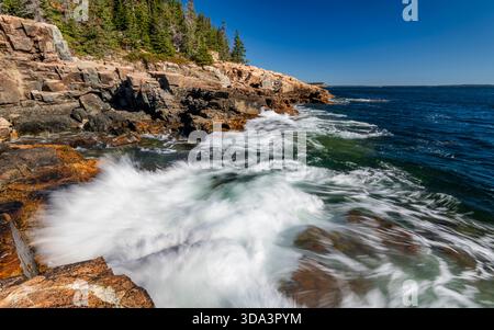 Felsige Küste im Acadia-Nationalpark, Maine Stockfoto