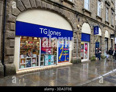 TG Jones Ladenfront auf der Straße Buxton, Derbyshire England Großbritannien November 2025 Stockfoto