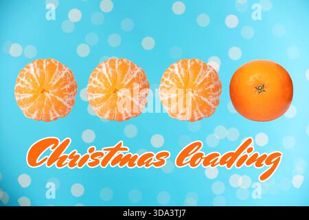 Weihnachtsladung, Urlaubserwartung. Mandarinen auf blauem Hintergrund mit Bokeh-Lichtern Stockfoto