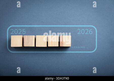 Download-Bar mit Holzwürfeln, die die Beladung des Neujahrs 2026 zeigen, Draufsicht Stockfoto