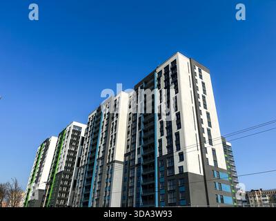 Modernes, neu erbautes Wohnhaus. Mehrstöckiger Apartmentkomplex mit frischer Fassade. Stadtentwicklung und modernes Wohnkonzept. Horiz Stockfoto