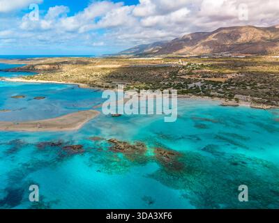 Aus der Vogelperspektive auf Elafonissi Beach, Kreta, Griechenland und den weißen und rosa Sand Stockfoto