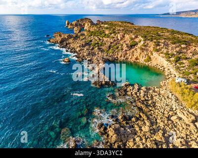 Aus der Vogelperspektive auf einen kleinen Meereskrater umgeben von Felsen, Voulolimni, Kreta, Griechenland Stockfoto