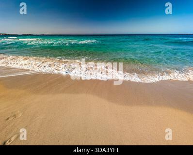 Drohnenblick auf den berühmten Sandstrand von Falasarna im Nordwesten von Chania, Kreta, Griechenland. Stockfoto