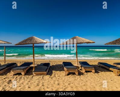 Drohnenblick auf den berühmten Sandstrand von Falasarna im Nordwesten von Chania, Kreta, Griechenland. Stockfoto