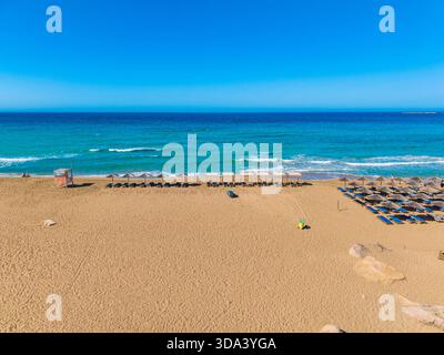Drohnenblick auf den berühmten Sandstrand von Falasarna im Nordwesten von Chania, Kreta, Griechenland. Stockfoto