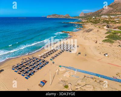 Drohnenblick auf den berühmten Sandstrand von Falasarna im Nordwesten von Chania, Kreta, Griechenland. Stockfoto