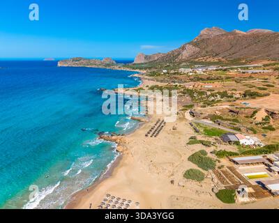 Drohnenblick auf den berühmten Sandstrand von Falasarna im Nordwesten von Chania, Kreta, Griechenland. Stockfoto