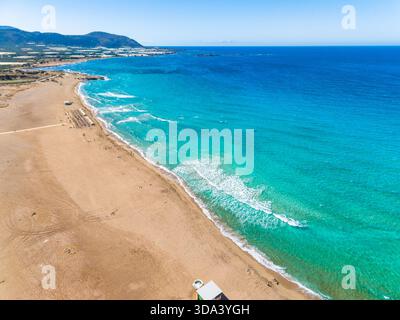 Drohnenblick auf den berühmten Sandstrand von Falasarna im Nordwesten von Chania, Kreta, Griechenland. Stockfoto