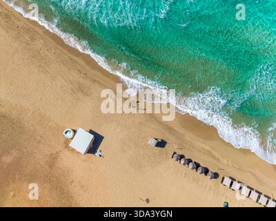 Drohnenblick auf den berühmten Sandstrand von Falasarna im Nordwesten von Chania, Kreta, Griechenland. Stockfoto