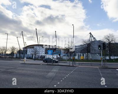Manchester, Großbritannien - 16. November 2025: Großer Blick auf das Stadion der Stadt Manchester mit urbaner Umgebung und klarem Himmel. Stockfoto