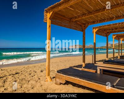 Drohnenblick auf den berühmten Sandstrand von Falasarna im Nordwesten von Chania, Kreta, Griechenland. Stockfoto