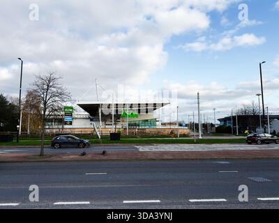 Manchester, Großbritannien - 16. November 2025: Ein moderner ASDA-Laden mit urbaner Umgebung und leichtem Verkehr. Stockfoto