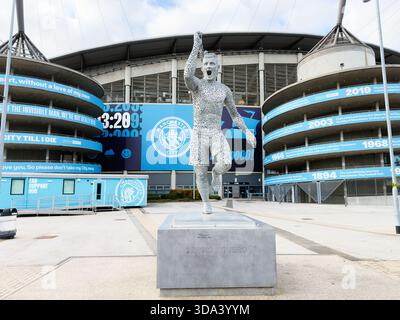 Manchester, Großbritannien – 16. November 2025: Berühmte Statue vor dem City of Manchester Stadium, die Fußball und Stolz der Stadt feiert. Stockfoto