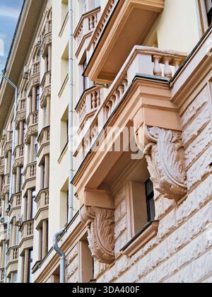 Fassade eines historischen Gebäudes mit Erkerfenstern und Balkonen Stockfoto