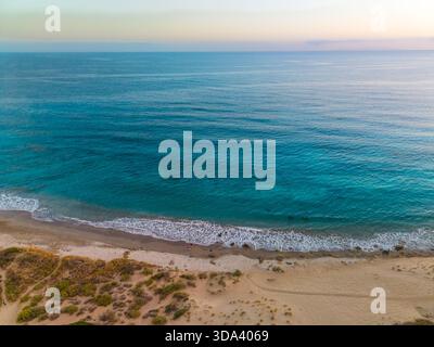 Kreta - Drohnenblick auf den Sonnenuntergang am Strand von Orthi Ammos mit riesigen Sanddünen. Bezirk Sfakia, Region Chania Stockfoto