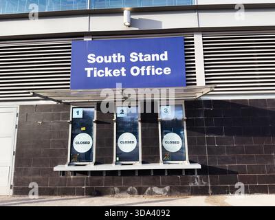 Manchester, Großbritannien - 16. November 2025: South Stand Ticketschalter im City of Manchester Stadium, drei Schalter und geschlossene Fenster. Stockfoto