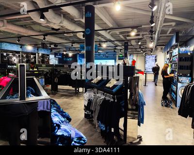 Manchester, Großbritannien – 16. November 2025: Geschäftiges Indoor-Geschäft mit Jugendbekleidung und Sportausrüstung in Manchester. Stockfoto