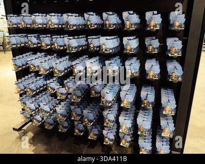 Manchester, Großbritannien - 16. November 2025: Reihen blauer Karten auf einem Ausstellungsregal im Einkaufsbereich des Manchester City Stadium. Stockfoto
