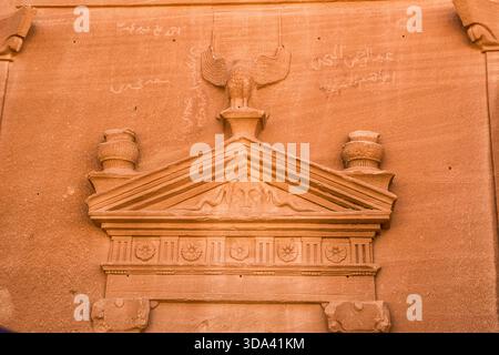 Detail des geschnitzten Giebels an einem neabatäischen Grabeingang an der Hegra-Stätte in Saudi-Arabien Stockfoto