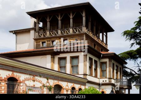 Traditionelle ottomanische Holzarchitektur mit Balkon in izmit, türkei Stockfoto