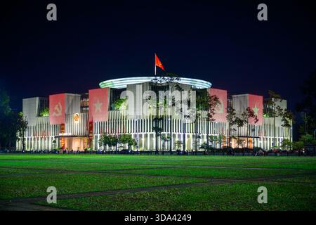Das beleuchtete Gebäude der Vietnamesischen Nationalversammlung am Abend, Hanoi, Vietnam Stockfoto