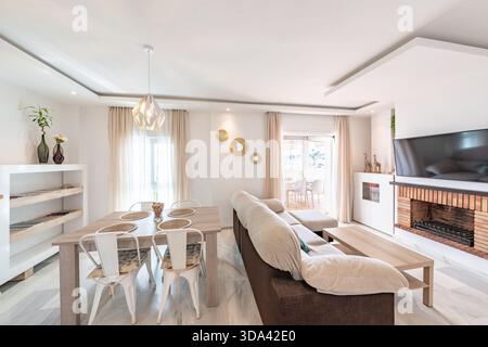 Offenes Wohn- und Esszimmer in einem luxuriösen Wohnhaus Stockfoto
