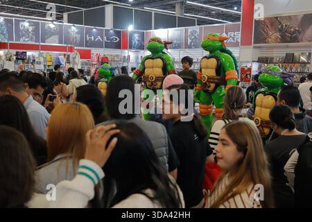 Guadalajara, Mexiko. Dezember 2025. Besucher besuchen die 39. Internationale Buchmesse Guadalajara auf der Expo Guadalajara. Am 6. Dezember 2025 in Guadalajara, Mexiko. (Foto: Carlos Santiago/ Credit: Eyepix Group/Alamy Live News Stockfoto