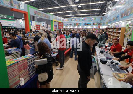 Guadalajara, Mexiko. Dezember 2025. Besucher besuchen die 39. Internationale Buchmesse Guadalajara auf der Expo Guadalajara. Am 6. Dezember 2025 in Guadalajara, Mexiko. (Foto: Carlos Santiago/ Credit: Eyepix Group/Alamy Live News Stockfoto