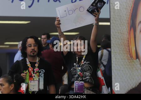 Guadalajara, Mexiko. Dezember 2025. Eine Frau besucht die 39. Internationale Buchmesse in Guadalajara auf der Expo Guadalajara. Am 6. Dezember 2025 in Guadalajara, Mexiko. (Foto: Carlos Santiago/ Credit: Eyepix Group/Alamy Live News Stockfoto