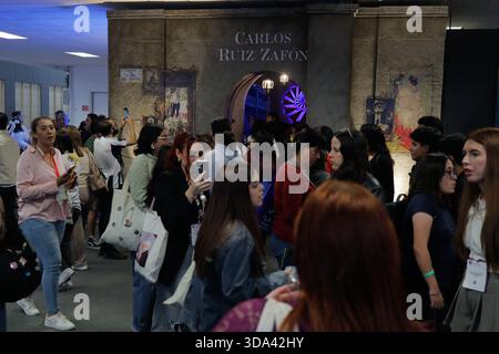 Guadalajara, Mexiko. Dezember 2025. Besucher besuchen die 39. Internationale Buchmesse Guadalajara auf der Expo Guadalajara. Am 6. Dezember 2025 in Guadalajara, Mexiko. (Foto: Carlos Santiago/ Credit: Eyepix Group/Alamy Live News Stockfoto